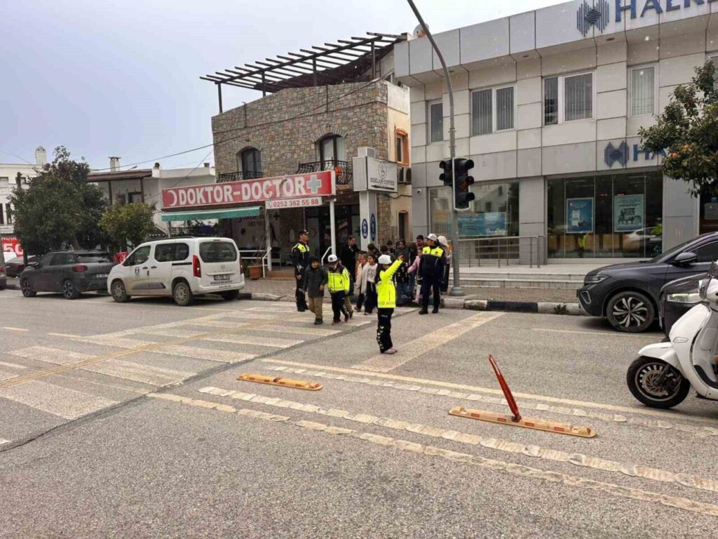 Öğrenciler Trafik Kurallarını Sahada Öğrendi