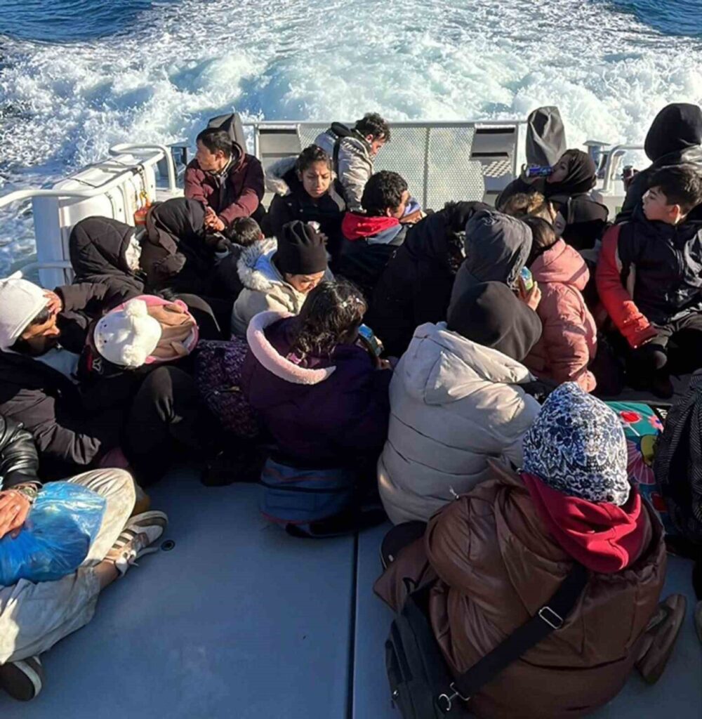 Düzensiz göçmenler karada mahsur kaldı