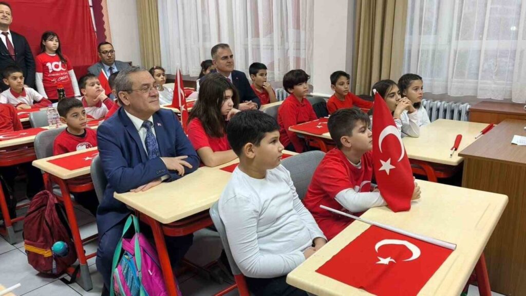 İkinci dönemin ilk dersinin konusu ‘Bayrak’