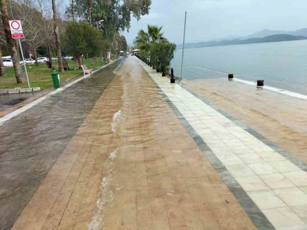 Köyceğiz Gölü taştı, kordon sular altında kaldı