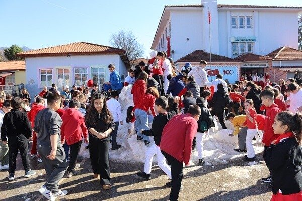 Öğrencilere kar sürprizi