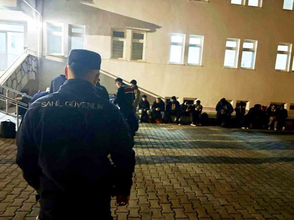 Biri çocuk 33 düzensiz göçmen yakalandı