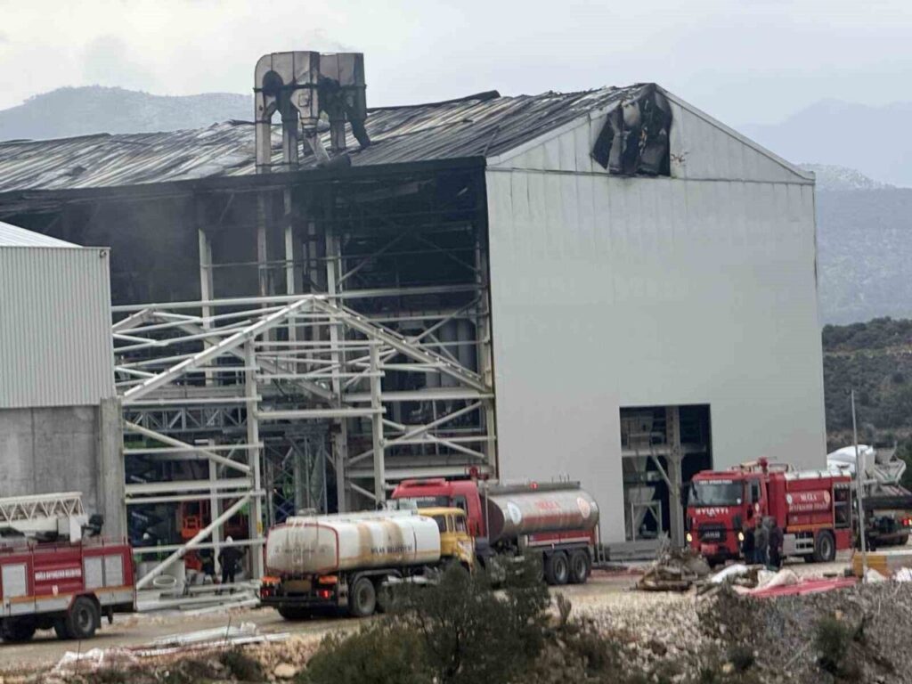 Fabrika inşaatındaki yangın kontrol altına alındı