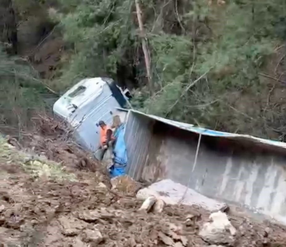 Tır Yoldan Çıktı
