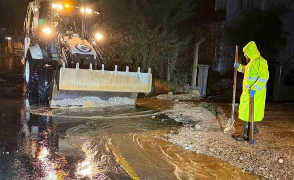 Şiddetli Yağış Ekiplere Zor Anlar Yaşattı