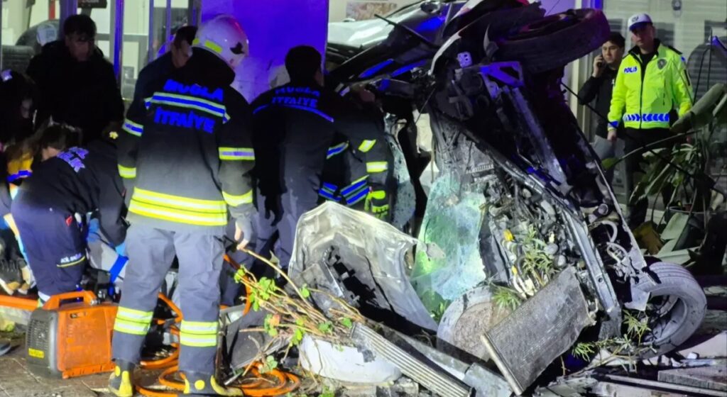 Bodrum’da Otomobil Dükkâna Girdi 3 Kişi Yaralandı