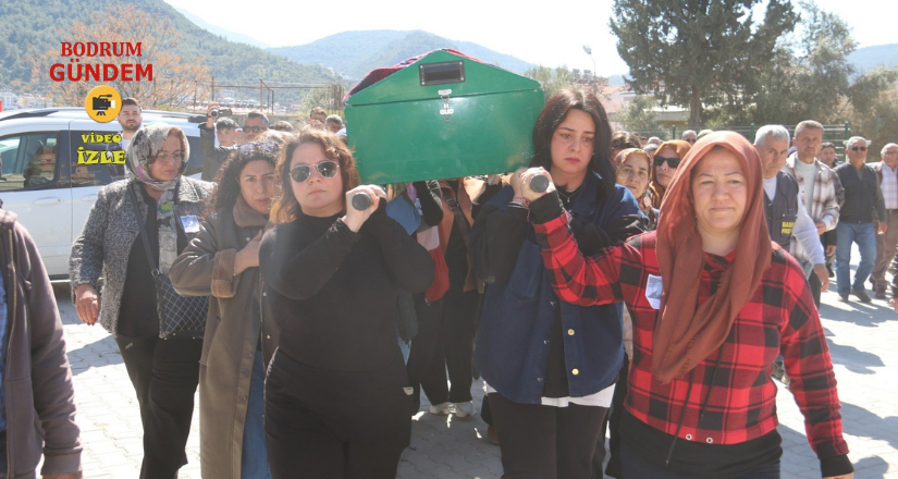 Cenazesini hemcinsleri omuzlarında taşıdı