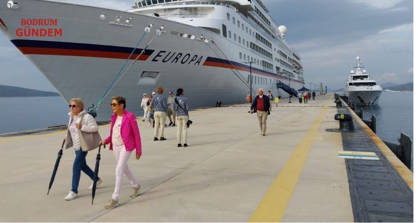 357 yolcu, 282 personelle Bodrum’a geldi