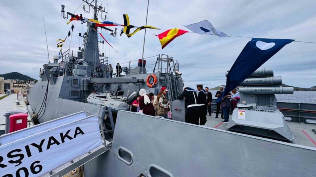 Bodrum’da askeri gemi kapısını çocuklara açtı