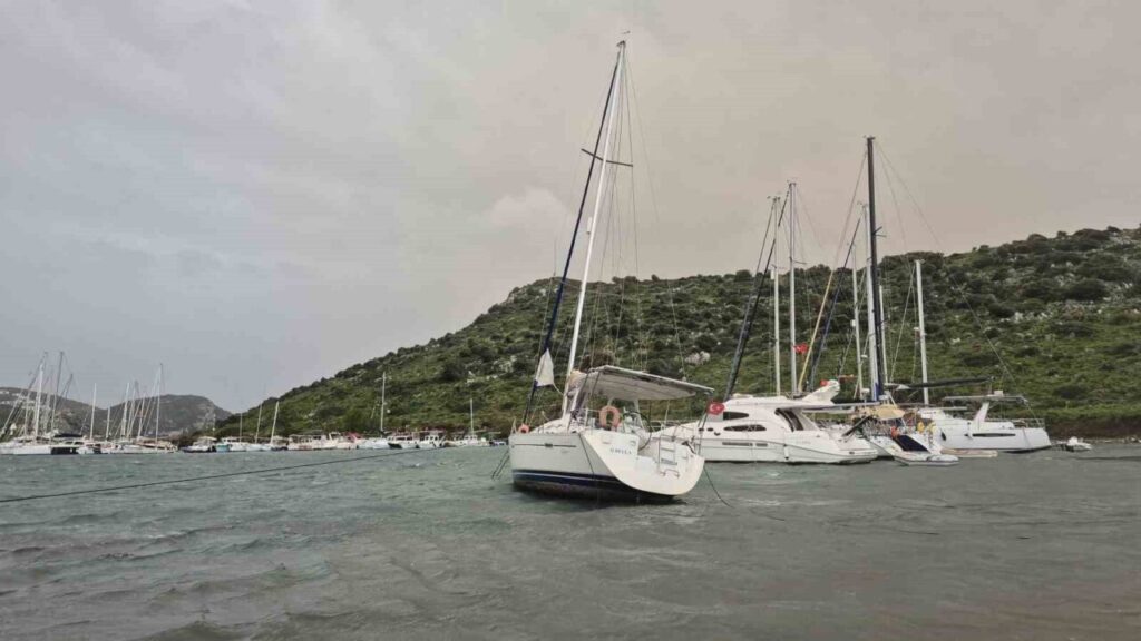 Bodrum’da 2 tekne karaya oturdu