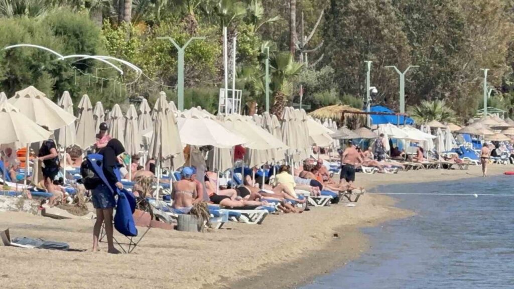 Bodrum’da yazdan kalma günler: Sahiller doldu taştı