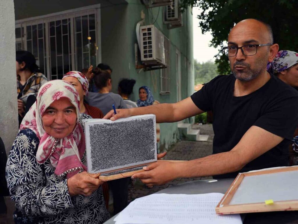 98 üreticiye İpekböceği larvası dağıtıldı