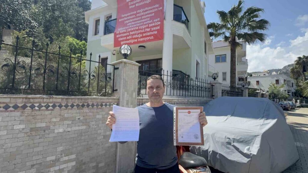 Marmaris’te “Adalet istiyoruz” diyerek balkona pankart astılar