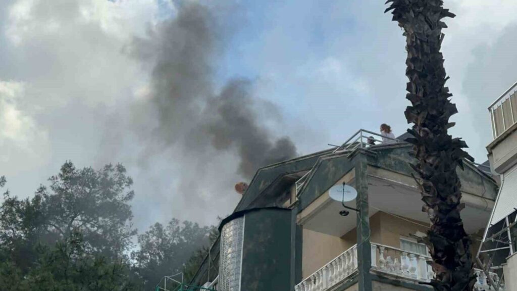 Marmaris’te çatı katı yangını: Mahsur kalan bir kişi kurtarıldı