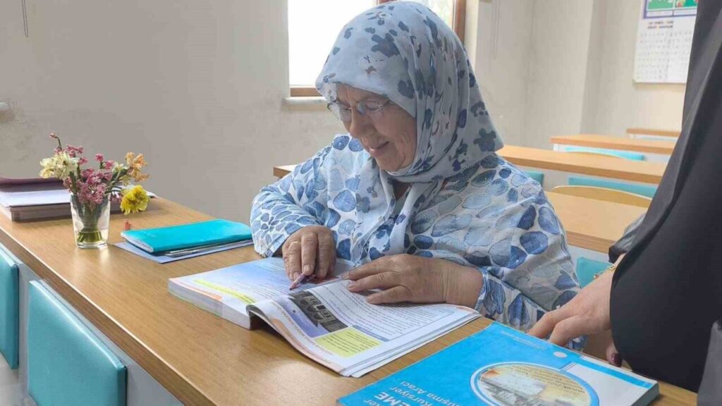 66 yaşında okuryazar oldu