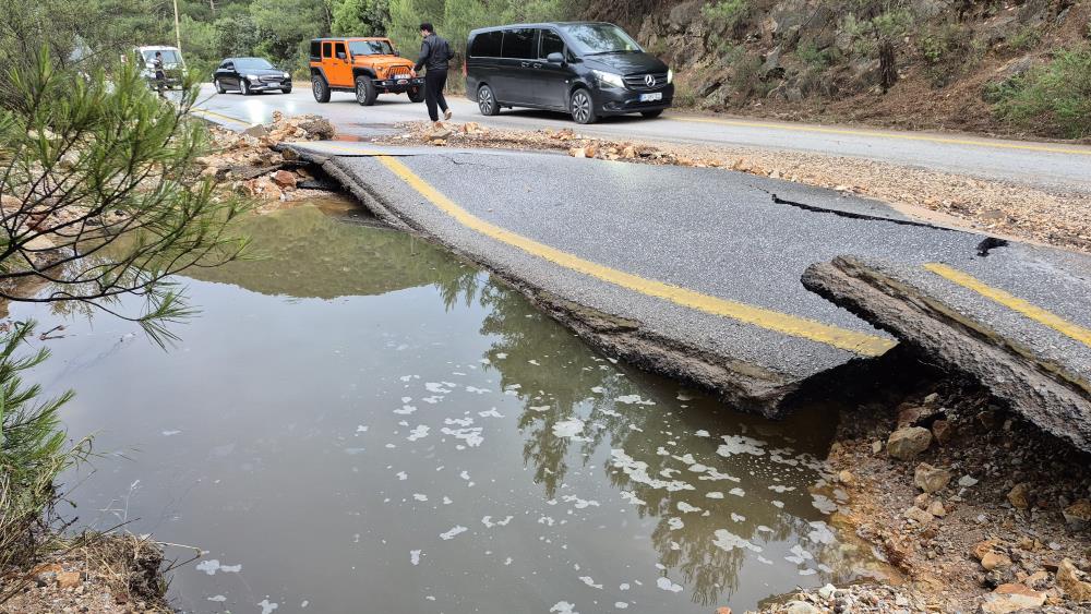 Bodrum’da ana isale hattı patladı, yol dereye döndü