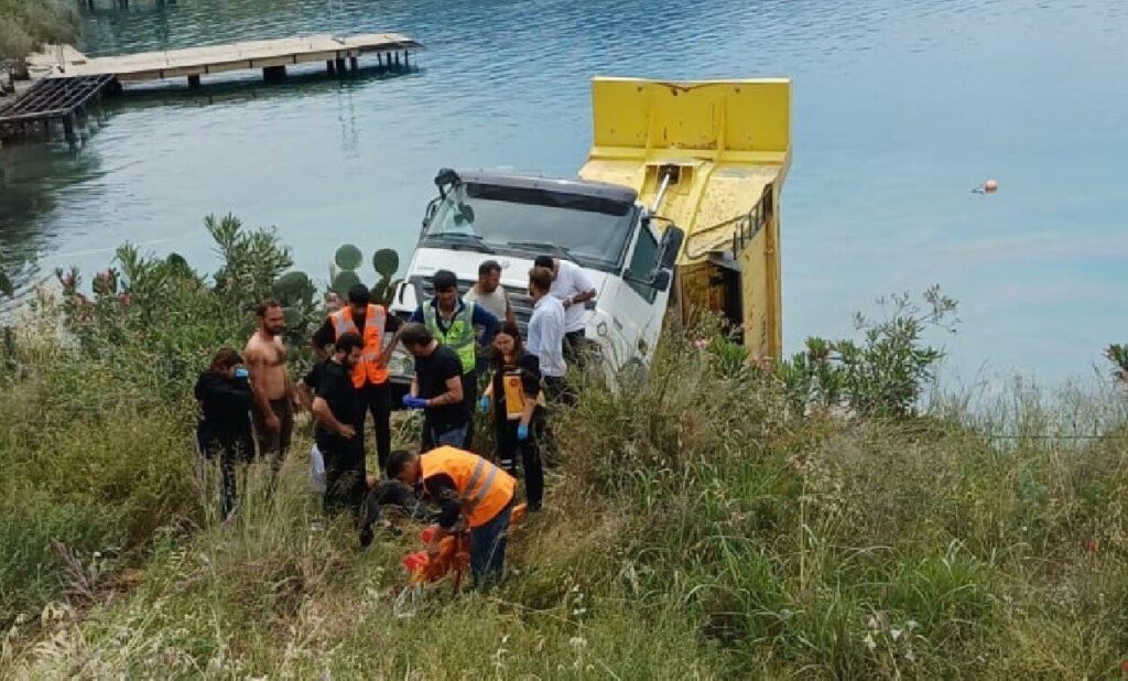 Kamyon denize düştü, Araç ezilmekten son anda kurtuldu