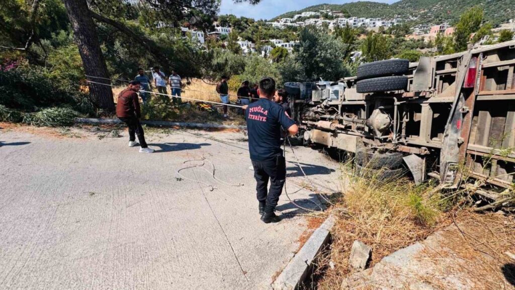 Devrilen kamyonda sıkışan 3 kişi kurtarıldı