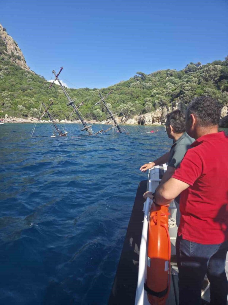 Gezi teknesi battı, yolcular tahliye edildi
