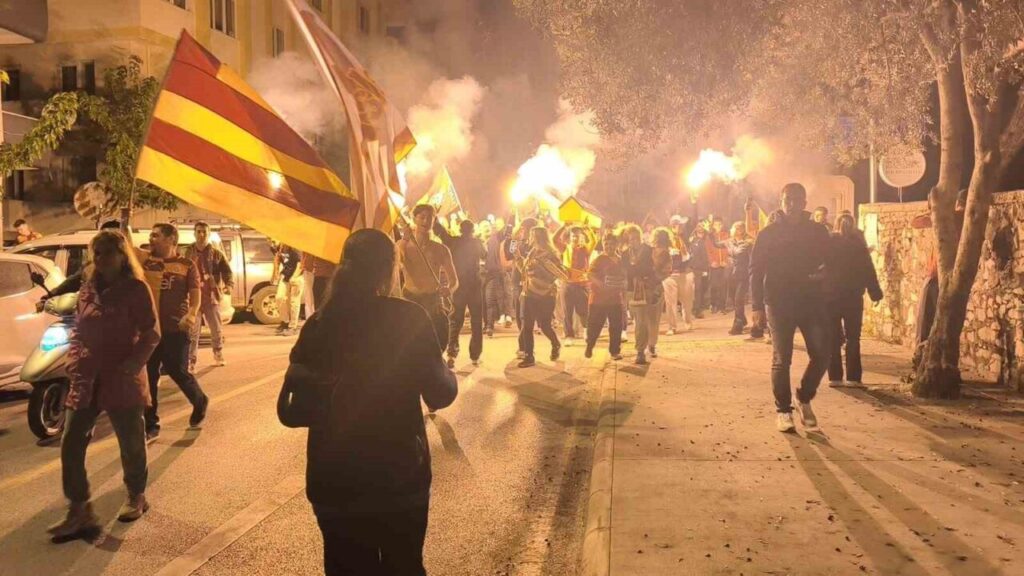 Galatasaraylıların şampiyonluk sevinci sokakrala sığmadı