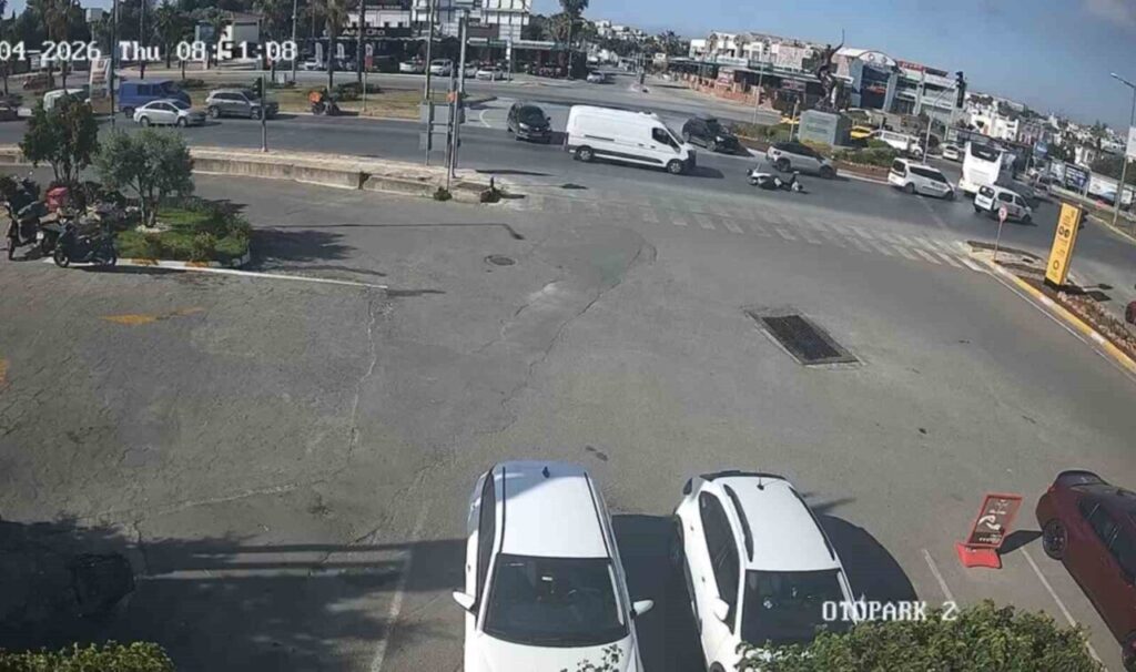 Motosiklet savruldu, 2 kişi yaralandı