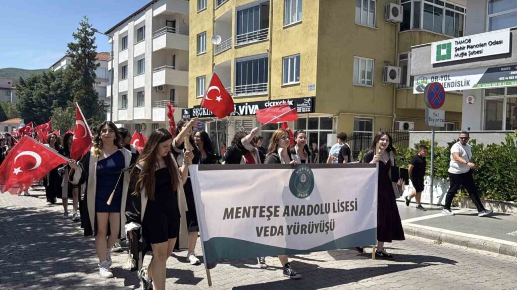 Menteşe Anadolu Lisesi’nde 3. Geleneksel Veda Yürüyüşü gerçekleşti