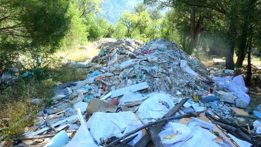 Ormanlık Alanlar Molozla Doldu, Mahalleli Yetkililere Seslendi